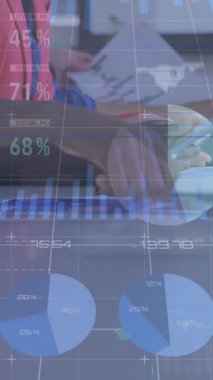 Çalışma masasında raporları tartışan çeşitli iş arkadaşlarının bilgi arayüzü animasyonu. Dijital bileşik, çoklu pozlama, iş, büyüme, ilerleme, küresel, takım çalışması ve teknoloji.