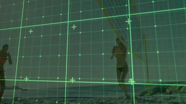 Voleybolu ağdan atan ve arkadaşlarıyla günbatımı plaj sporları rallisini başlatan ilk oyuncu. Plaj voleybolu, yoldaşlık, açık hava aktivitesi, gün batımı, atletizm, boş zaman, kum sporu.