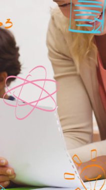 Kafkas kadın öğretmen ve çeşitli okul çocukları üzerine okul ikonlarının canlandırılması. Küresel eğitim, öğrenme, bağlantılar, dijital arayüz ve dijital olarak oluşturulmuş video işleme kavramı.