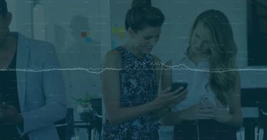 İş arkadaşları akıllı telefon ekranlarını yapışkan not duvarlarıyla gösteriyorlar, ekranları karşılaştırıyorlar ve kaydırıyorlar. İşbirliği, takım çalışması, yenilik, modern, profesyonel, iletişim, teknoloji