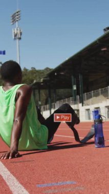 Yarış pistinde oturan yorgun Afrika kökenli Amerikalı atlet için bilgilendirme barlarının animasyonu. Dijital kompozit, çoklu pozlama, sosyal medya hatırlatıcısı, fitness, engellilik, spor, rekabet.