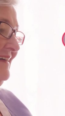 Akıllı telefon kullanan beyaz kadın üzerinde ağ ve simgelerle birlikte dünyanın animasyonu. Dijital olarak oluşturulmuş küresel bağlantılar, hesaplama ve veri işleme kavramı.