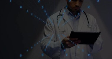 Tabletten yayılan animasyon mavi sayılar ile tıbbi verileri inceleyen doktor. Teknoloji, yenilik, sağlık, dijital, tıbbi, veri, analiz