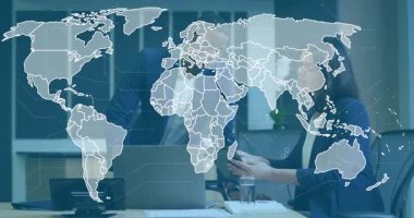 Tablet üzerinde işbirliği yapan iş ekibi, küresel veri akışını gösteren animasyon haritasını başlatıyor. İşbirliği, teknoloji, dijital, ağ, iletişim, modern, profesyonel