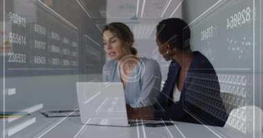 İş kadını veri analizi için animasyon grafikleri incelerken dizüstü bilgisayarına tıklıyor. Profesyonel, takım çalışması, işbirliği, veri görselleştirme, kurumsal, modern, analiz