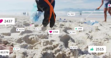 Gönüllüler kumdan şişe bastırıyor ve plaj temizliği sırasında yüzen sosyal ölçümleri etkinleştiriyor. Çevre, koruma, sürdürülebilirlik, toplum, aktivizm, çevre dostu, temizlik