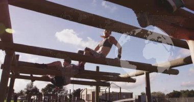 Tahta kirişlere tutunan iki fitness partneri engelli antrenman için bacaklarını emekleterek emekliyor. Atletizm, takım çalışması, dayanıklılık, açık hava, motivasyon, eğitim, spor