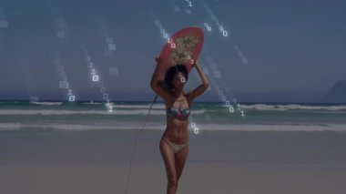 Sörften çıkan kadına zum yapmak, plajın üzerinde sürüklenen teknolojiyle sörf tahtası taşımak. Tatil, macera, sahil, huzur, yaz, spor, açık hava