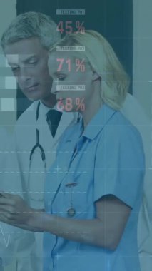 Çeşitli doktor grupları üzerinde veri işleme animasyonu. küresel tıp, teknoloji, veri işleme ve dijital arayüz kavramı dijital olarak oluşturulmuş video.