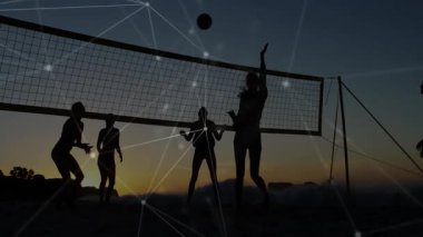 Spor voleybolcuları, Sunset Beach 'te servis yapıyor, ağ kaplama rallisiyle oynuyorlar. Atletizm, takım çalışması, yaz, açık hava, aktivite, spor, dinamik