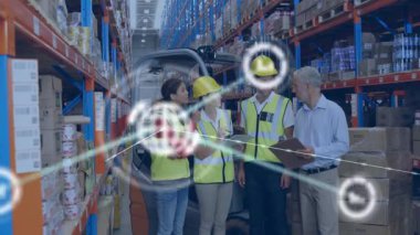 Denetmen depo rehberliğinde kutuları takip ederken işçi tıkırtıları tablet yumurtlama haritası çıkarıyor. Lojistik, tedarik zinciri, takım çalışması, dijital teknoloji, sanayi, depo yönetimi, veri analizleri