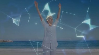 Kıdemli kadın kollarını kaldırıyor, hologramın dünyayı oluşturmasına, dijital el yakalama küresinin sağlıklı olmasına neden oluyor. Fitness, farkındalık, teknoloji, yenilik, refah, huzur, fütüristik