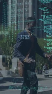 Afro-Amerikan iş adamının sokakta kahve içerken veri işleme animasyonu. Bilgisayar arayüzü ve iş teknolojisi kavramı