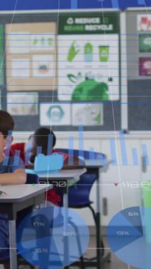 Okuldaki bir sınıfta okuyan çeşitli öğrencilere karşı istatistiksel veri işleme. okul, eğitim ve teknoloji konsepti