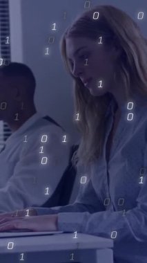 Ofisteki çeşitli iş adamları üzerinde ikili kodlama veri işleme animasyonu. Küresel finans, iş, bağlantılar, hesaplama ve veri işleme kavramı dijital olarak oluşturulmuş video.