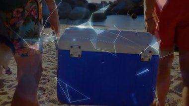 İki arkadaş kumların üzerine mavi-beyaz soğutucu yerleştiriyor. Teknoloji için dönen dünya ağını ortaya çıkarıyorlar. Tatil, eğlence, yenilik, gelecek, açık hava, keşif, dijital