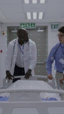 Doktorlar ve sağlık çalışanlarının kalp atış hızı monitörleri hastayı ameliyathaneye itiyor. Tıbbi acil durum ve sağlık teknolojisi kavramı