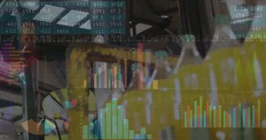 Depoda forklift operatörü çatalları hizalıyor, veri güncellemeleri gibi iz sürmek için paleti hareket ettiriyor. Sanayi, lojistik, teknoloji, verimlilik, otomasyon, depo, veri