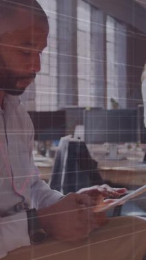 Bilgisayar kullanan öğrenciler üzerinden bağlantı ağının animasyonu. Küresel eğitim teknolojisi veri işleme ve bağlantı konsepti dijital olarak oluşturulmuş video.