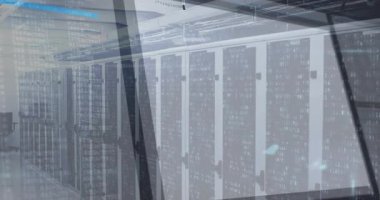 Kaybolan kod, veri işleme başlatılıyor, yukarı kaydırılıyor ve sunucu raflarının üzerine kaydırılıyor. Teknoloji, siber güvenlik, o, ağ, veri, dijital, altyapı