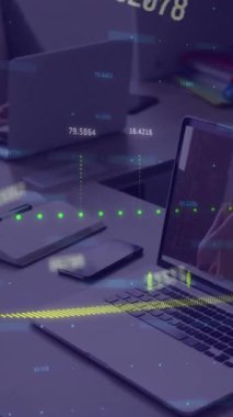 Ofisteki dizüstü bilgisayardaki iş adamının finansal veri işleme animasyonu. Küresel iş, finans, hesaplama ve veri işleme kavramı dijital olarak oluşturulmuş video.