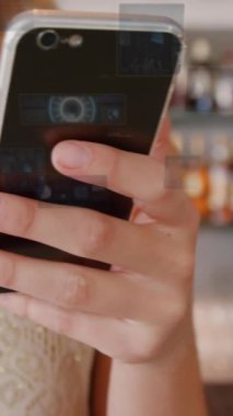 Akıllı telefon kullanan beyaz bir kadın için finansal veri işleme animasyonu. Küresel iş, iletişim, bilgisayar ve veri işleme kavramı dijital olarak oluşturulmuş video.