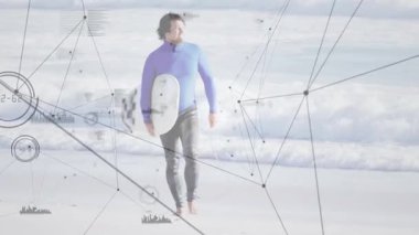 Klip açılışı sörfçülerin sahil boyunca yürüdüğünü ve canlı ağ HUD örtüsü oluşturduğunu gösteriyor. Sörf, okyanus, teknoloji, dijital arayüz, macera, kıyı, spor giyim