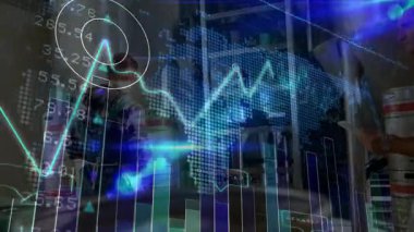 Bira fabrikasında çalışan işçilerin tablet tıklaması başlangıç tablosu örtüşürken, meslektaşlarımız kapakçık monitörünü ayarlıyor. Endüstriyel, imalat, teknoloji, veri, analitik, takım çalışması, hassasiyet