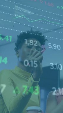 Borsa veri animasyonu, cam panodaki bilgileri analiz eden çeşitli iş ekipleri üzerinde. Finans, takım çalışması, veri analizi, beyin fırtınası, strateji, grafikler