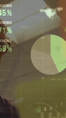 Çeşitli iş adamlarının konuşmaları üzerine veri işleme animasyonu. küresel iş ve dijital arayüz kavramı dijital olarak oluşturulmuş video.