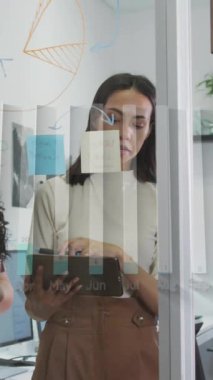 Ofisteki cam duvarda stratejiyi tartışan çeşitli iş arkadaşlarının grafiklerinin animasyonu. Dijital bileşik, çoklu pozlama, rapor, iş, planlama ve takım çalışması kavramı.