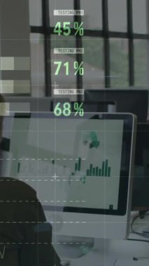 Ofiste çalışan çeşitli iş adamları üzerinde veri işleme animasyonu. küresel iş ve dijital arayüz kavramı dijital olarak oluşturulmuş video.