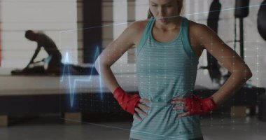 Spor salonunda egzersiz yapan bir kadın kalp atışı dalga boyu izleme formuyla birleştiriliyor. Fitness, dayanışma, modern, güç, enerji, kararlılık, sağlık