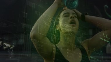 Sporcu, holografik dünya haritası ve veri örtüsüyle antrenmanda şişe kaldırıp içme suyu içiyor. Fitness, hidrasyon, teknoloji, fütüristik, spor giyimi, motivasyon, sağlık