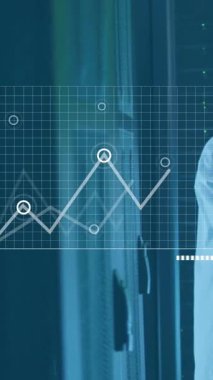 Afrika kökenli Amerikalıların bilgisayar sunucularıyla veri işleme animasyonları. Küresel siber güvenlik, bilgisayar, dijital arayüz ve veri işleme kavramı dijital olarak oluşturuldu.
