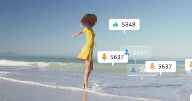 Kadın nüfuzlu biri sörf yapıyor, sosyal ikonlar yükselirken dönüyor ve katılım artışını gösteriyor. Plaj, nüfuz edici, kutlama, dijital, iletişim, canlı, yaşam tarzı