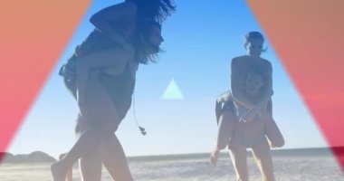 Kadınlar arkadaşlarını sırtında taşır ve dalgalı üçgen reklam kaplamalarıyla sörf yaparlar. Arkadaşlar, macera, açık hava, eğlence, canlı, neşeli, enerjik