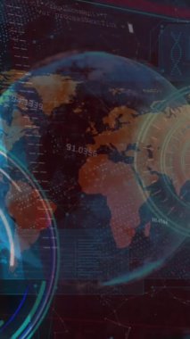 Dünya haritası ve küresi üzerinde tarama yaparak veri işleme animasyonu. Küresel iş, bilgisayar ve dijital arayüz kavramı dijital olarak oluşturulmuş video.