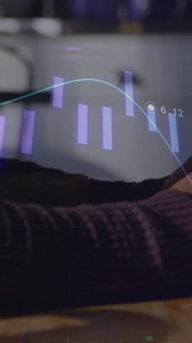 Akıllı telefon kullanarak iş adamının üzerinde şema ve veri işleme animasyonları. Küresel iş, teknoloji ve dijital arayüz kavramı dijital olarak oluşturulmuş video.