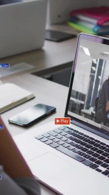 Video dersi izlemek, oyun ve abone düğmeleri animasyonuyla çevrili biri. Öğrenme, teknoloji, çevrimiçi, medya, internet, dijital