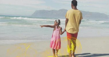 Baba ve kızı teknoloji gösterisiyle kumsalda yürürken, sarı bir sis bulutu içinde kız işaret ederek içeri giriyorlar. Aile, bağlantı, macera, fantezi, sükunet, keşif, sıcaklık