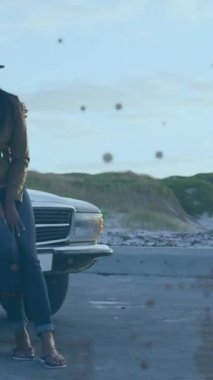 Bir şeyi işaret ediyor, üzerinde dünya haritası olan bir çift arabaya yaslanıyor. Seyahat, macera, keşif, yolculuk, tatil, yolculuk