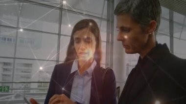 Yetişkin birinin akıllı telefonu alması ve meslektaşı geri çekilirken iş verilerini sunması. Kentsel, işbirliği, iletişim, modern, üretkenlik, profesyonel, teknoloji