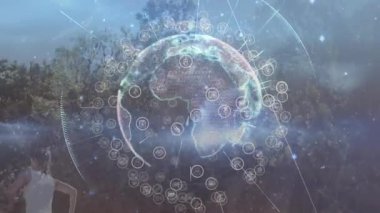 Holografik küre, koşucunun etrafında kayboluyor yokuş yukarı koşuyor, uygunluk verilerini takip ederken kayaya tırmanıyor. Açık hava, fitness, teknoloji, macera, doğa, aktivite, sağlık