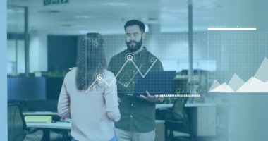 İş arkadaşları ellerinde dizüstü bilgisayarlarıyla dünya haritasında çizgi grafiğini şekil değiştirerek alan çizelgesine dönüştürüyorlar. Teknoloji, veri görselleştirme, takım çalışması, yenilik, işbirliği, dijital arayüz, analitik