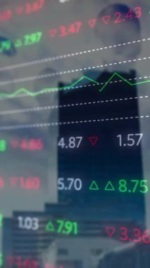 İş adamları ve şehir manzarası üzerinde şema ve borsa animasyonları. Küresel teknoloji ve dijital arayüz konsepti dijital olarak oluşturulmuş video.