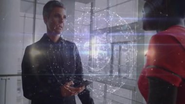 Olgun bir kadın, iş brifingi sırasında akıllı telefon kullanarak holografik veri küresini döndürüyor. Futuristik, işbirliği, yenilik, teknoloji, kurumsal, ağ, görselleştirme