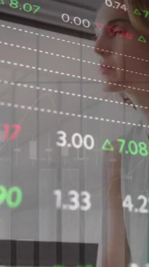 Kafkasyalı iş kadınıyla ilgili finansal veri işleme animasyonu. Küresel finans, iş, bağlantılar, hesaplama ve veri işleme kavramı dijital olarak oluşturulmuş video.