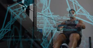 Makinede kürek çeken ve formda kalmak için kas gücünü takip eden mavi grafikleri senkronize eden bir adam. Fitness, teknoloji, dijital, yenilik, güç, sağlık, performans