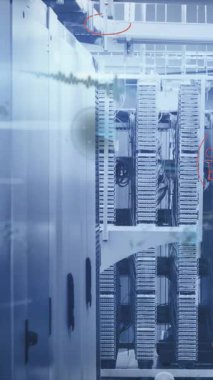 Bilgisayar sunucu odasına karşı matematik denklemleri ve veri işleme animasyonları. Bilgisayar arayüzü ve iş veri depolama teknolojisi kavramı